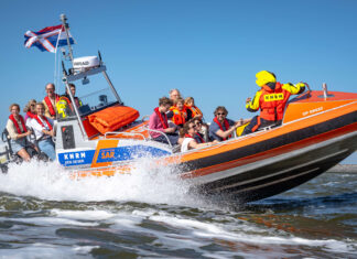 Reddingboot maakt eerste vaartocht met familie van schenker