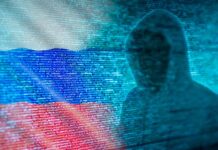 Silhouet hacker voor Russische vlag