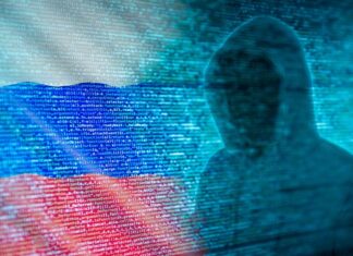 Silhouet hacker voor Russische vlag