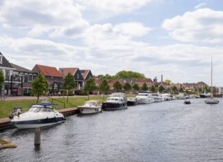 Boten langs het water in Harderwijk