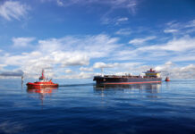 sleepboot voor containerschip, foto ter illustratie
