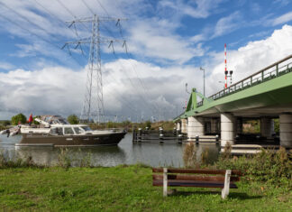 Boot ligt voor gesloten brug