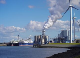 Skyline Eemshaven vanaf het water