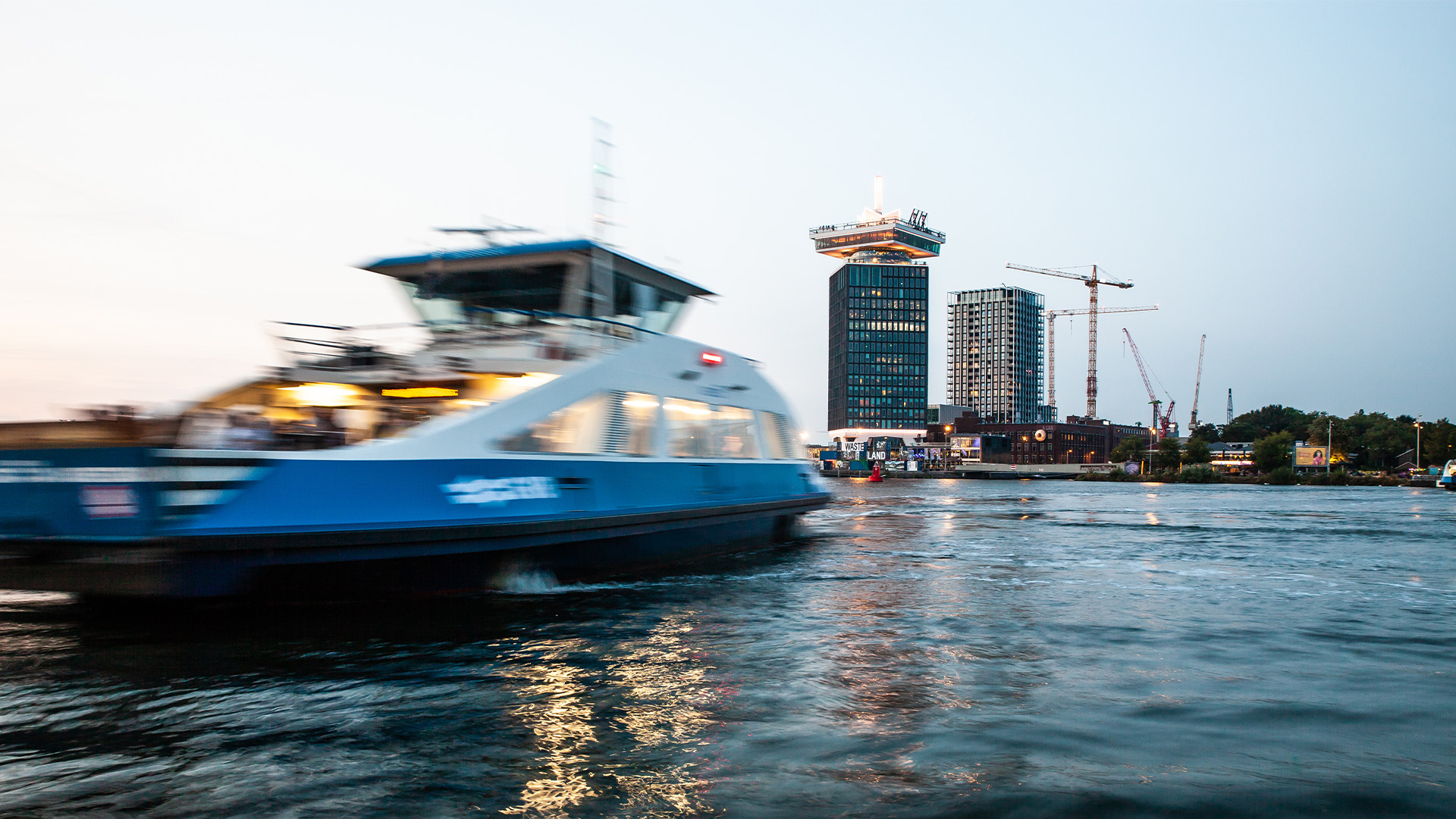 veerpont-botst-tegen-kade-bij-amsterdam-centraal-bootaanboot-nl
